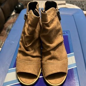 Women’s White Mountain Gemini Walnut/Suedette Heels NEW IN BOX